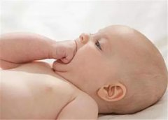 婴儿喜欢吃手的原因是什么？