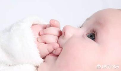 小婴儿吃手，该不该阻止？