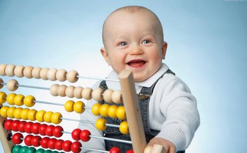 从大脑发育角度看，0-1个月的新生儿如何陪玩有利于智力开发？