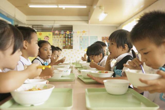 孩子在家挑食，在幼儿园里也会这样吗？