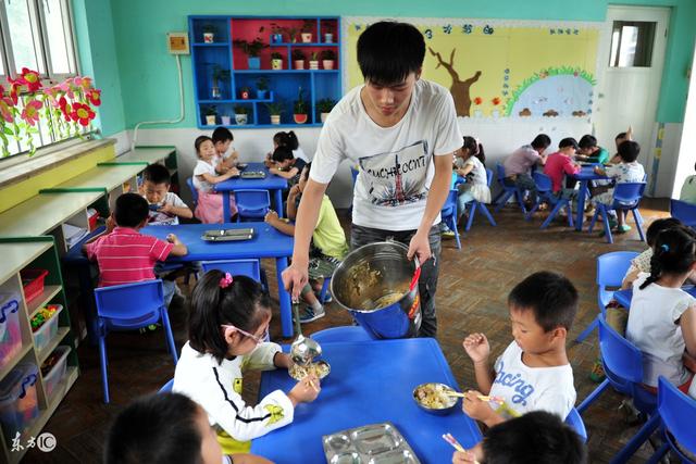 你认为一个合格的幼儿园教师应该具有哪些品质？