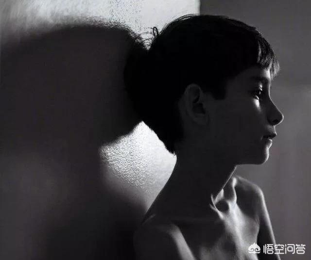 三周岁男宝宝睡在床上独自一人发笑是自闭症患者吗？