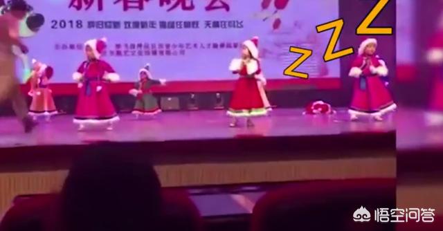 内蒙古一3岁女娃6点起床太困了，参加表演时趴舞台上睡着，小孩子这么早起会不会太辛苦了？