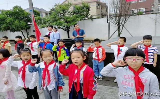 小学一年级的学生，他的心理特点是什么？给小学一年级的学生授课注意什么？