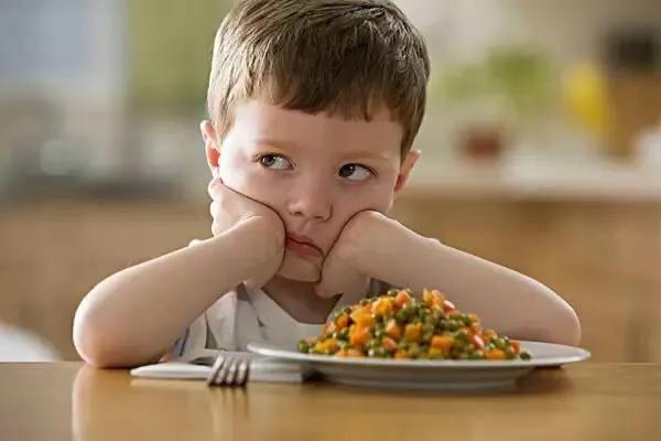 2到4岁的孩子吃饭时很喜欢玩又不吃，总喜欢含在嘴里怎么办才好？