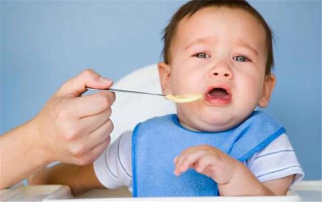 2到4岁的孩子吃饭时很喜欢玩又不吃，总喜欢含在嘴里怎么办才好？