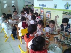 为什么幼儿园学生必须要在学校吃午饭呢？