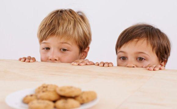 当孩子盯着别人手里食物看时，你会是什么样的心理？怎样做？