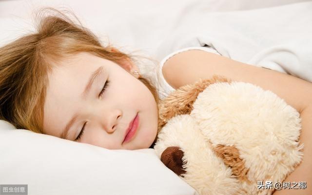 1岁8个月的孩子，怎么能让他在睡前安静下来？怎么调整睡眠？