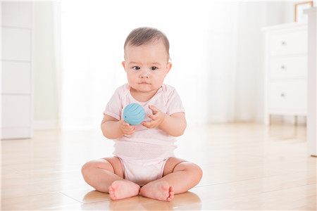 宝宝一岁的时候，该如何训练宝宝的精细动作？